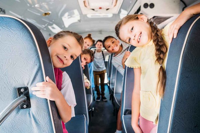 Tirer les rideaux et autres trucs que font les élèves dans un bus scolaire