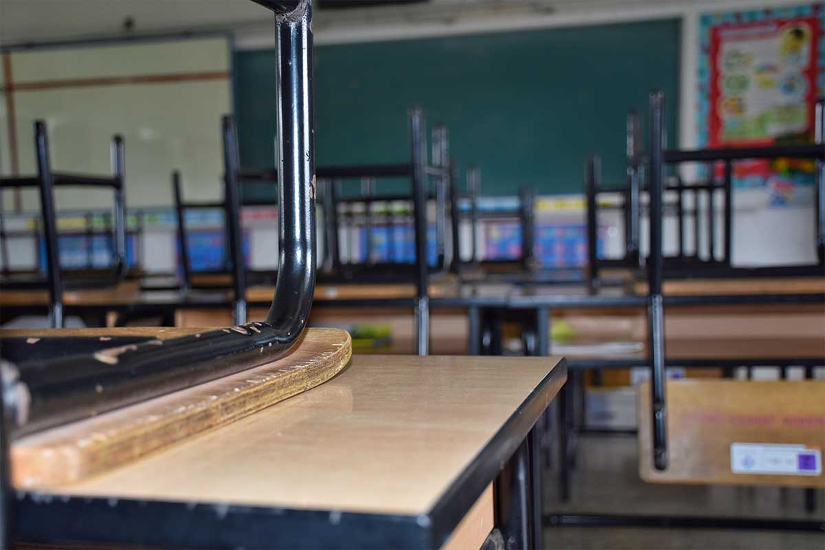 Violences et pillages à l’école : enquête sur le marché noir de la chaise
