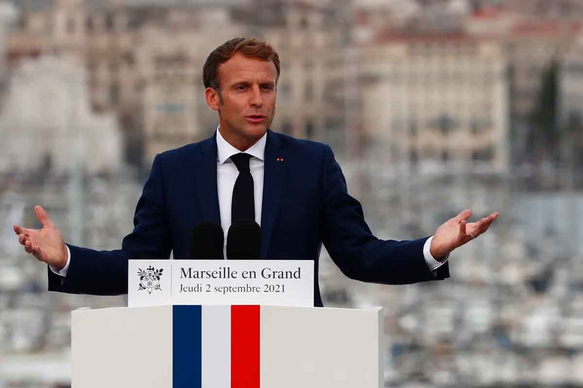 Emmanuel Macron veut tester des écoles où les enseignants “se sortiraient un peu les doigts”