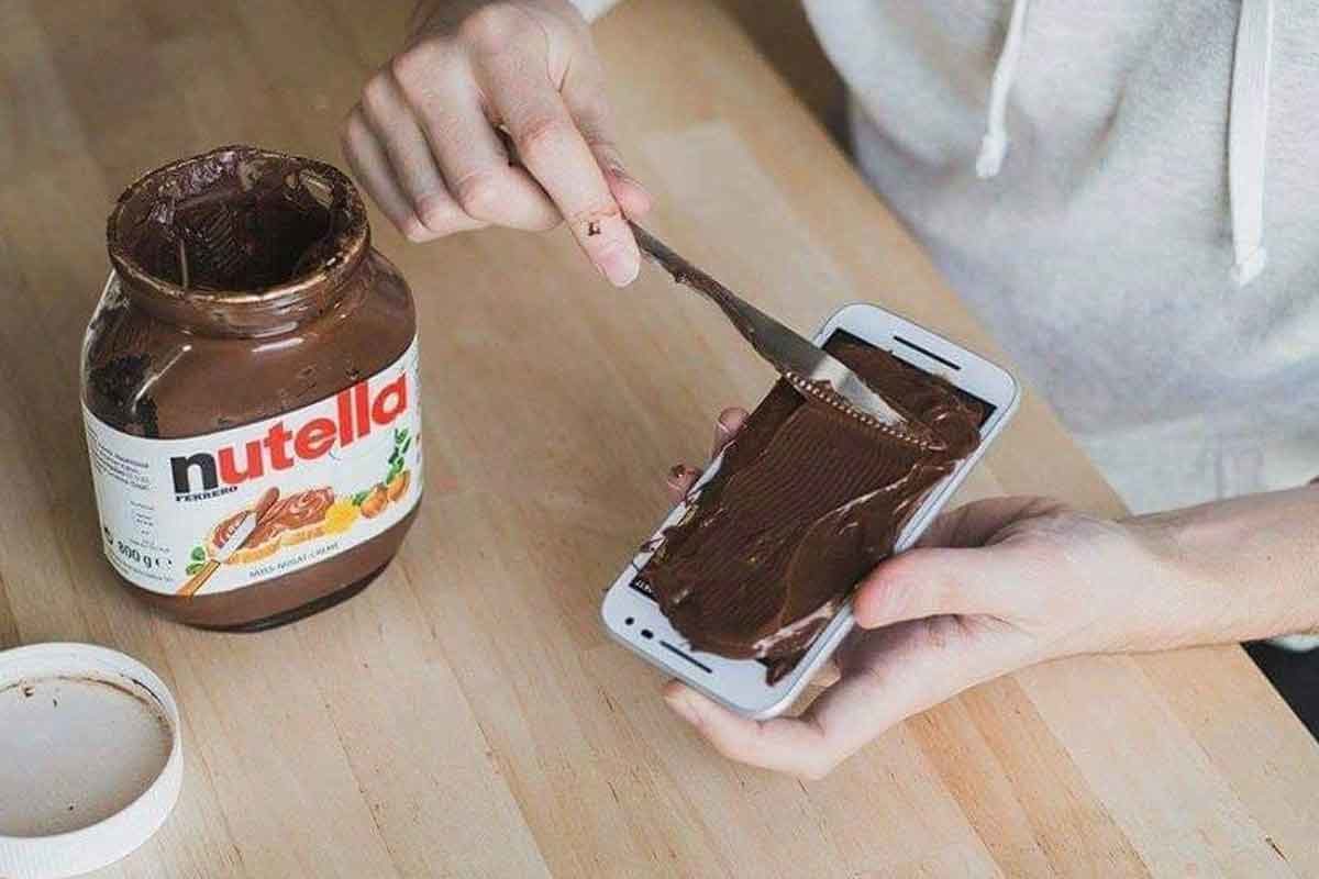 Accro aux écrans, cet enfant tartine du Nutella sur son téléphone. Mais ce n’est pas le pire…
